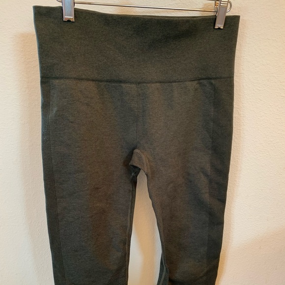 Lululemon size 8 wide waist cropped leggings - Picture 3 of 5